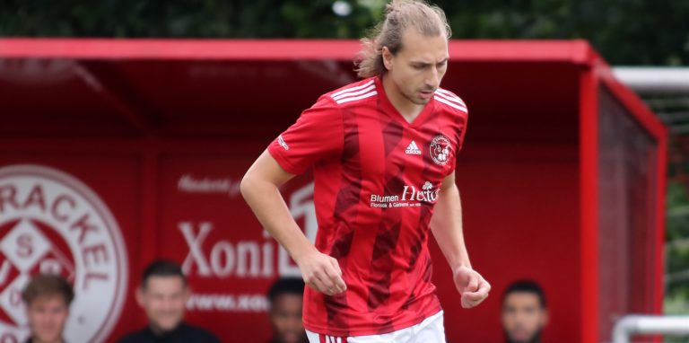 Ein Spieler des TuS Eichlinghofen spielt den Ball.