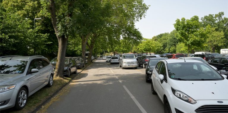 Das Freibad Cappenberger See ist jetzt im Sommer immer wieder rappelvoll. Die Parkplatz-Situation ist wegen der Container für ukrainische Geflüchtete allerdings etwas chaotisch.