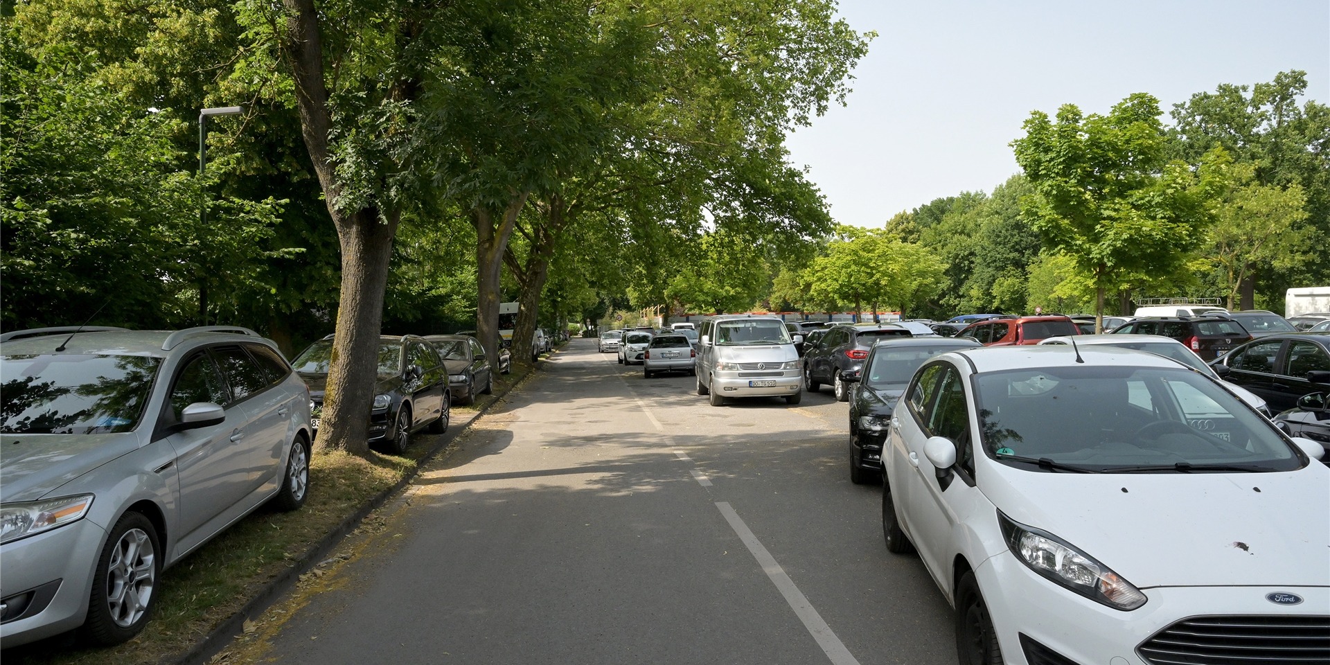 Das Freibad Cappenberger See ist jetzt im Sommer immer wieder rappelvoll. Die Parkplatz-Situation ist wegen der Container für ukrainische Geflüchtete allerdings etwas chaotisch.