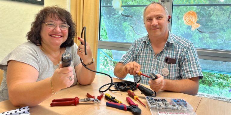 Michael Holub baut für Patrizia Vinci Musca  ein Kabel. Die Tätigkeit wird getauscht nach einem einfachen Prinzip. Der Tauschring Unna bringt auf diese Weise seit 2009 Menschen zusammen.
