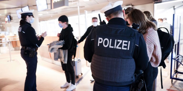 Ein gesuchter Mann wurde am Flughafen Dortmund festgenommen. Gegen ihn lag ein Haftbefehl vor.