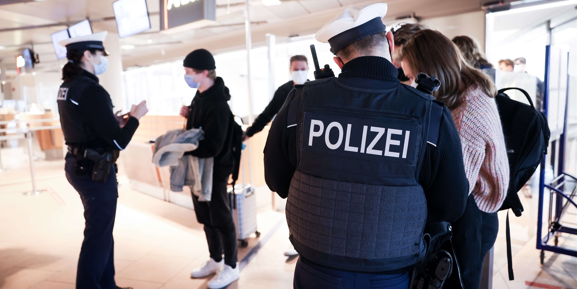 Ein gesuchter Mann wurde am Flughafen Dortmund festgenommen. Gegen ihn lag ein Haftbefehl vor.