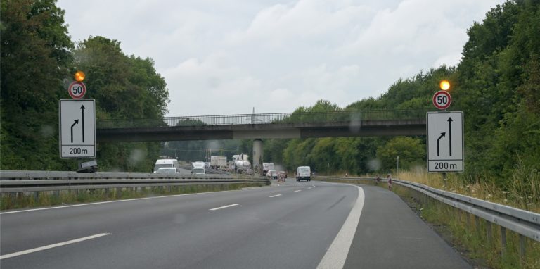 Zwei großes Warnschilder sollen auf die Gefahrenstelle auf der B236 hinweisen.
