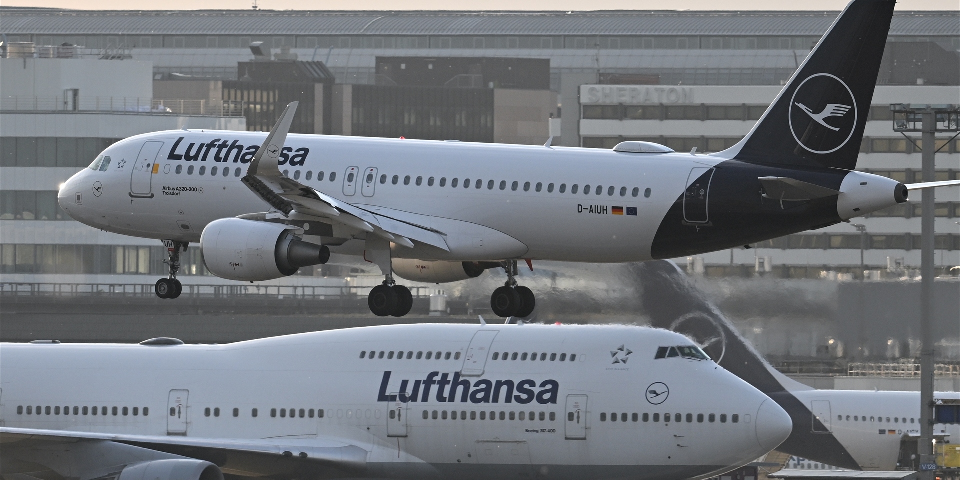 Ein Passagierflugzeug der Lufthansa landet am Abend am Frankfurter Flughafen.