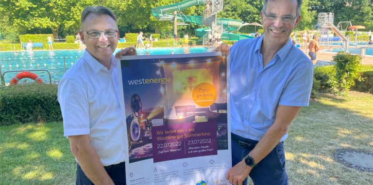 Bürgermeister Thomas Orlowski (l.) und der Geschäftsführer der Bürgerfreibad Selm gGmbH Markus Jungeilges freuen sich auf das Open-Air-Kino im Freibad.