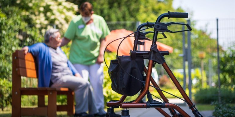 Für Beschäftigte in Pflege- und Gesundheitsbereichen gilt seit März eine Impfpflicht.