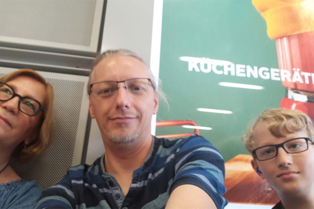 Jeanette Sommer (links ) mit Lebensgefährte Stefan und Sohn Felix am Flughafen in Düsseldorf. Jeanette Sommer (links ) mit Lebensgefährte Stefan und Sohn Felix am Flughafen in Düsseldorf.