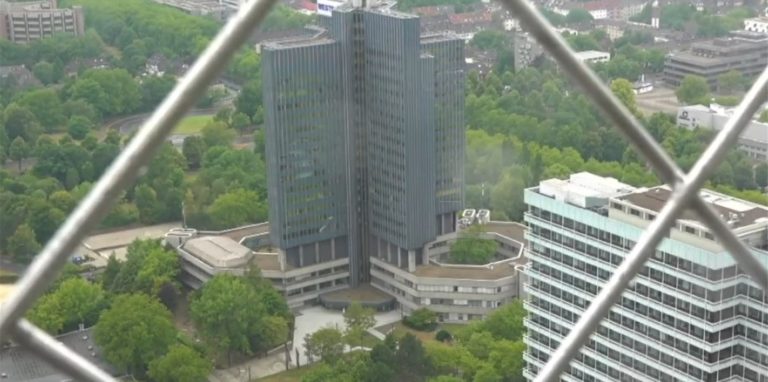 Der Blick vom Florianturm zeigt den Fundort zwischen den Bürogebäuden an der B1.
