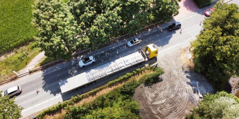 Die neue Körnebrücke steht an der Westicker Straße und wartet auf den Einbau. Am Dienstag streikte der Mobilkran.