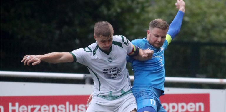 Spieler des VfR Sölde und des Hombrucher SV kämpfen um den Ball.