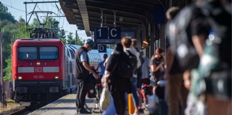 Fahrgäste warten im Bahnhof auf eine Regionalbahn.