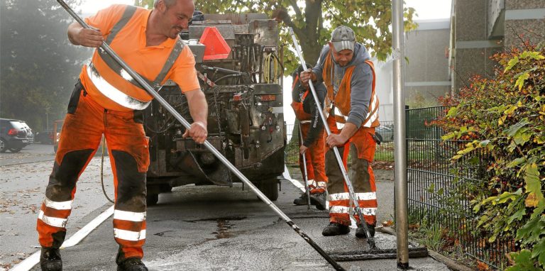 Reparaturarbeiten, wie hier an der Danziger Straße im Jahr 2017, starten jetzt auf neun Straßen im Stadtgebiet: Die schadhafte Stelle wird mit einer dünnen Asphaltschicht überzogen. Das Verfahren nennt sich auch Dünne Asphaltdeckschichten in Kaltbauweise.