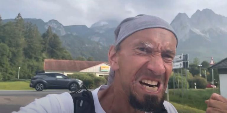 Kai Täuber hat es geschafft. Der Deutschlandläufer aus Dortmund ist kurz vor der Zugspitze. Hier passiert er auf dem Weg nach Garmisch-Partenkirchen den Lech.