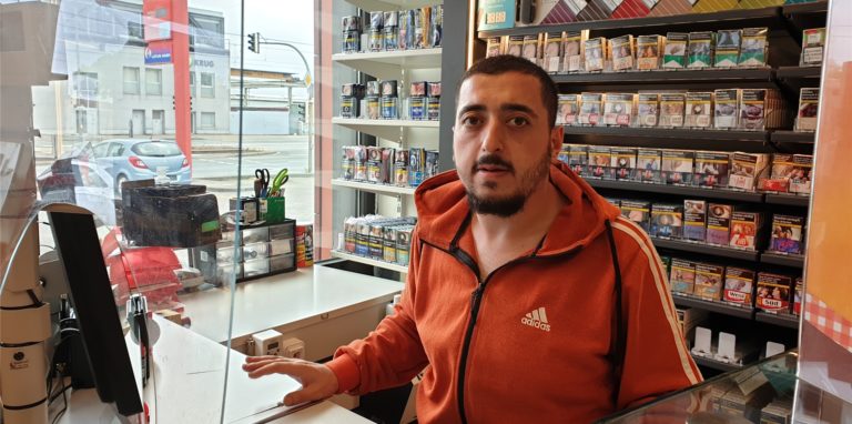 Mit offenen Ohren für die Sorgen der Kunden: Okan Aslan ist bereits seit zehn Jahren im Tankstellen service tätig