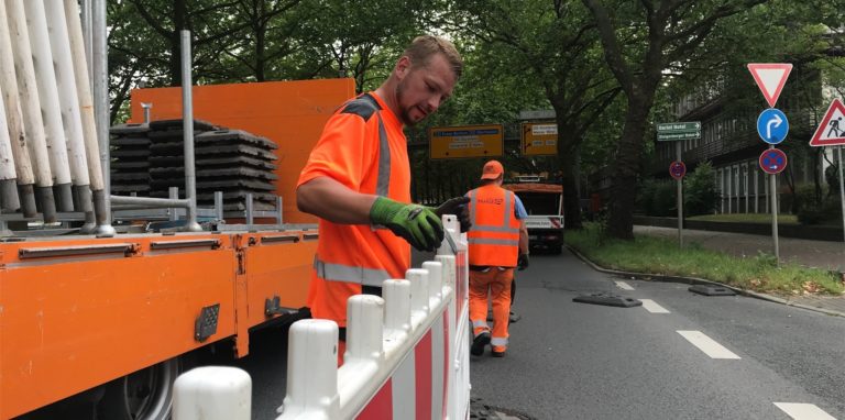 Die B1 ist dicht: In Höhe der Westfalenhallen werden Absperrungen aufgebaut.