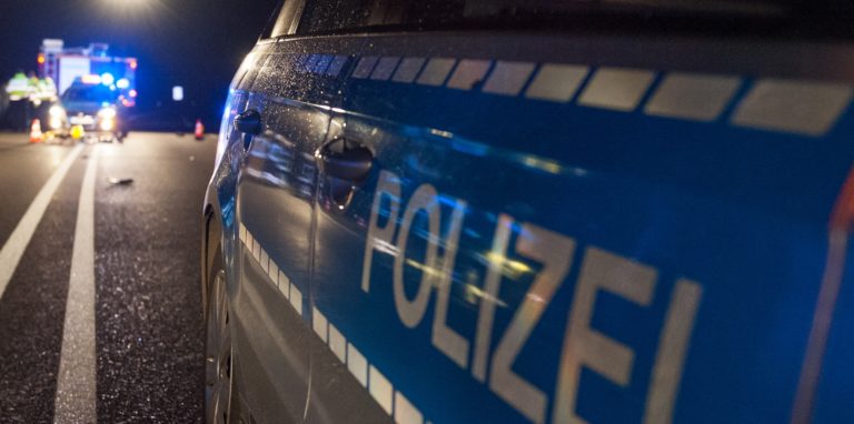 Die Polizei (Symbolbild) hat nach einem Unfall bei Holzwickede den Fahrer aufgegriffen. Er war in den Graben gefahren und weggelaufen.