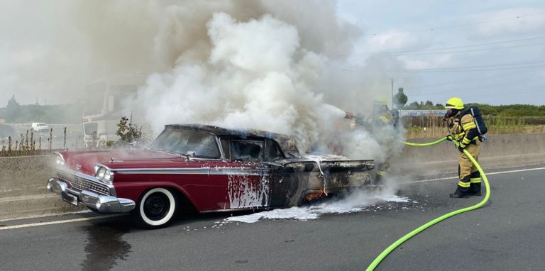 Oldtimer auf der Autobahn zerstört: Die Feuerwehr Kamen hat ein brennendes Auto auf der A2 gelöscht.