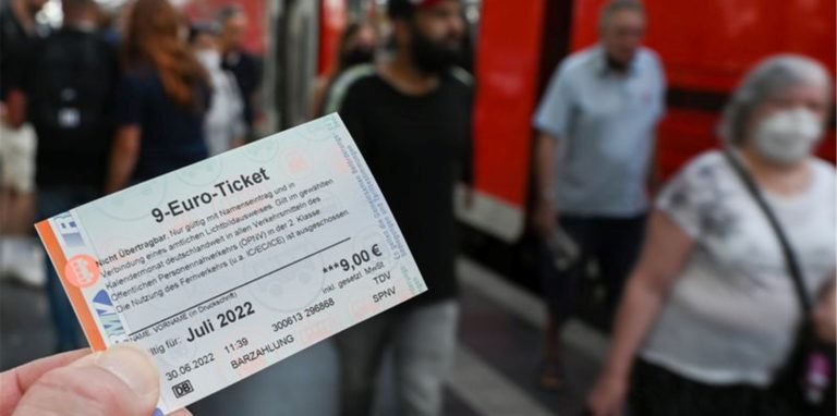 Eine klare Mehrheit der Bundesbürger wünscht sich auch nach dem Auslaufen des 9-Euro-Tickets ein günstiges Angebot im Nah- und Regionalverkehr.