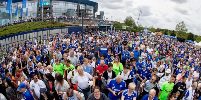 Fans des FC Schalke 04 warten vor der Bühne