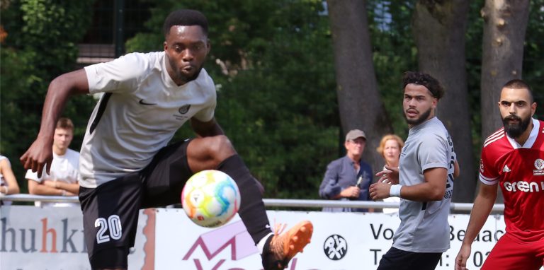 Emmanuel Nagel (Nr. 20) gewann mit den Löwen gegen den Ortsrivalen SV Brackel 06.