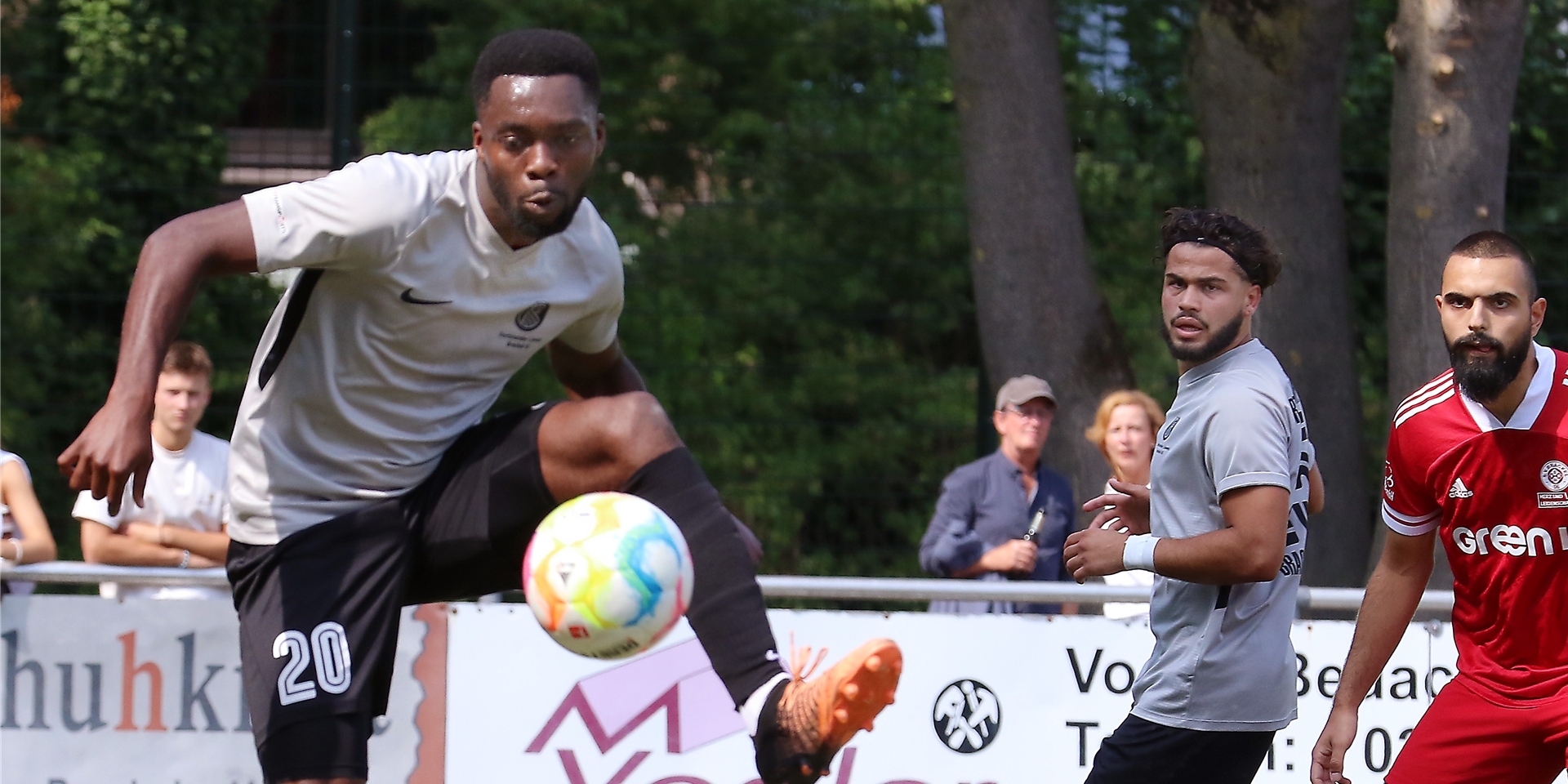 Emmanuel Nagel (Nr. 20) gewann mit den Löwen gegen den Ortsrivalen SV Brackel 06.