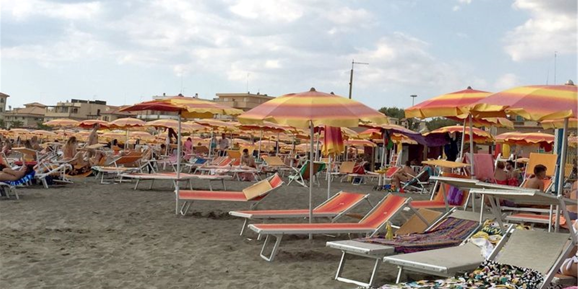 Sonnenliege mit Handtüchern stehen an einem Strand