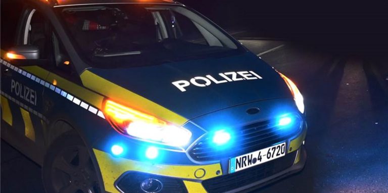Die Polizei rückt zu einem nächtlichen Einsatz aus.