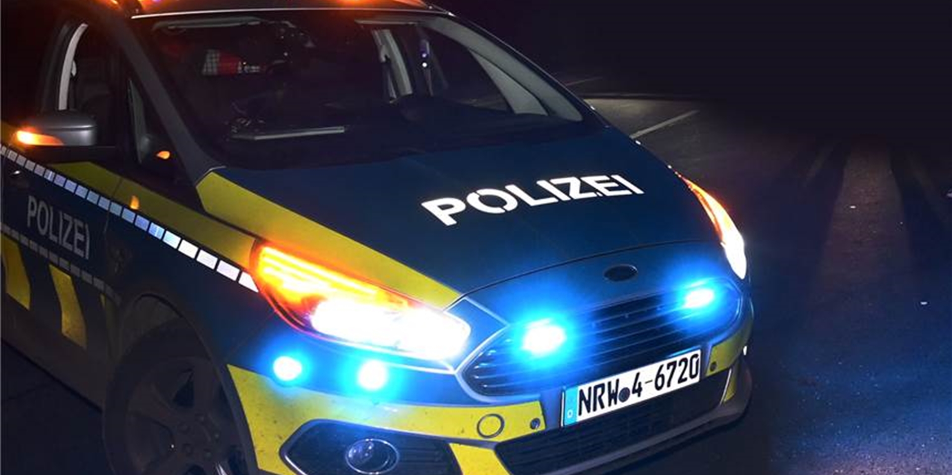 Die Polizei rückt zu einem nächtlichen Einsatz aus.