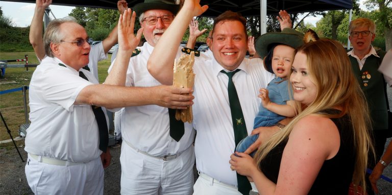 Die Kamener Schützen feiern ihren neuen König Maik Kosalla, mit dem sich seine Frau Lisa, sein einjähriger Sohn Samuel und seine Schützenbrüder Christian Langhorst (li) Jochen Schultebraucks (mi), die bis zuletzt mit ihm um die Kaiserwürde rangen, freuen