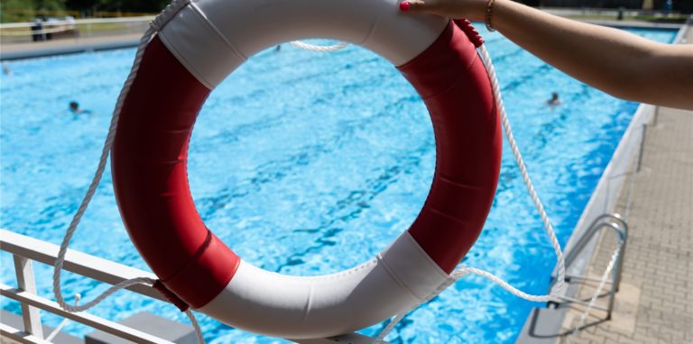 Ein Rettungsring in einem Freibad.