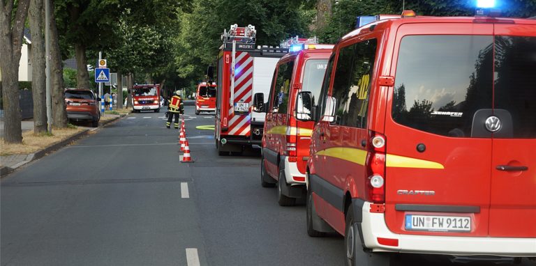 Ein Teil der Hubert-Biernat-Straße war am Samstag (23. Juli) wegen eines Brandes an der Friedrichsborn-Sporthalle für die Dauer des Einsatzes komplett gesperrt.