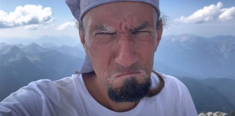 „Gleich hab ich den Deutschlandlauf geschafft!“ Schon kurz vor dem Ziel wird Kai Täuber vor herrlicher Bergkulisse von seinen Emotionen übermannt. Gleich hat er 1380 Kilometer abgerissen – in nur 20 Tagen.