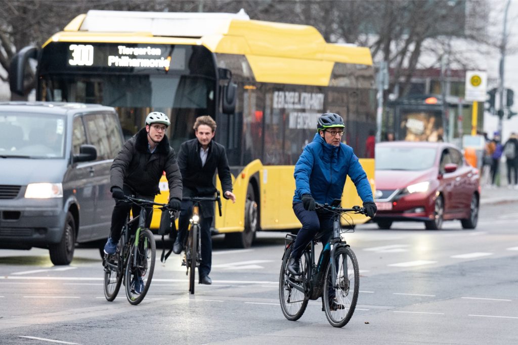 Landwirtschaftsminister Cem Özdemir (Bündnis 90/Die Grünen), hier im Dezember auf dem Weg zur Amtsübergabe, fährt gerne mit dem Fahrrad zur Arbeit.
