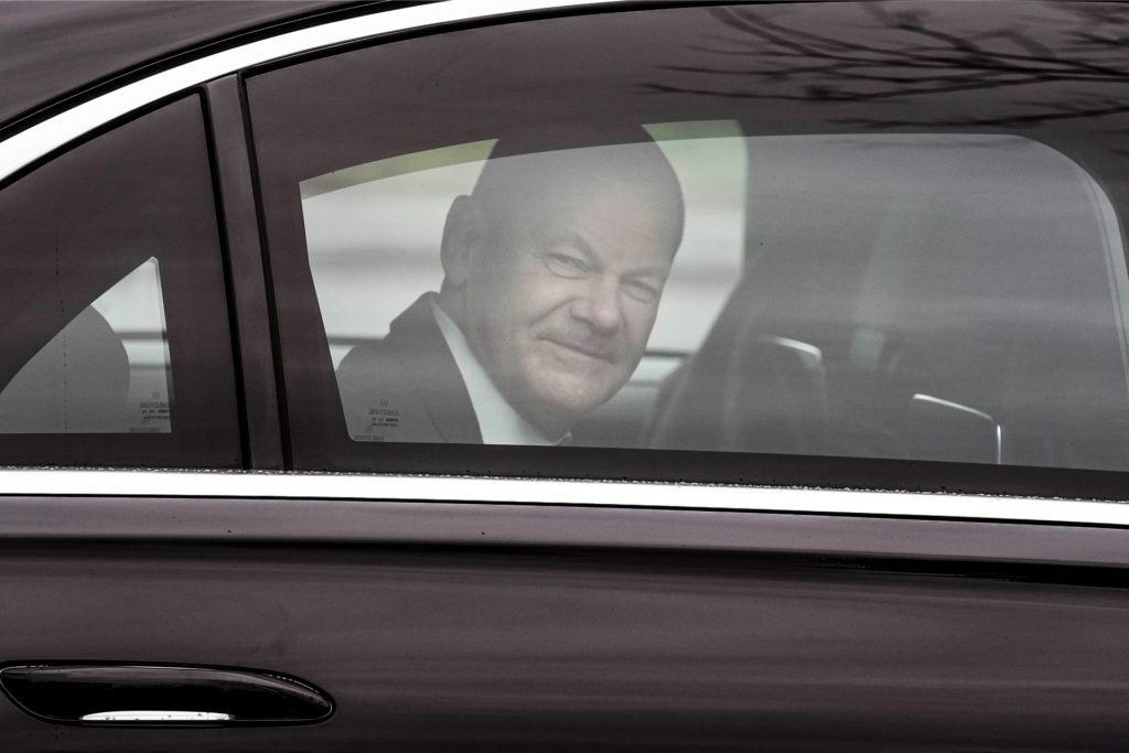 Olaf Scholz in seiner gepanzerten S-Klasse.