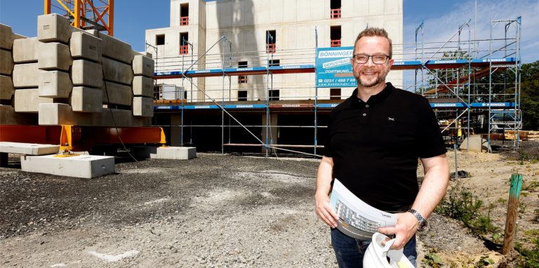 UKBS-Projektleiter Martin Kolander während der Bauphase des Solarhauses – in den ersten Monaten lief alles rund. Erst im Frühjahr gab es plötzlich Engpässe bei Materialien und Handwerkern.