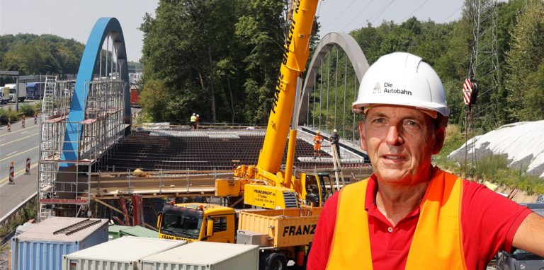 Projektleiter Franz Fischer an der A2, wo eine neue Brücke gebaut wird. Zu erkennen sind die beiden Stabbögen, die die Fahrbahn flankieren.