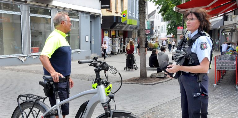 Viele Polizeibeamte hielten am Dienstagmorgen in der Hüsingstraße die Augen offen.