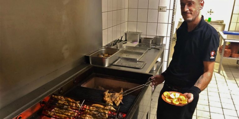 Das Herzstück der Küche und der wichtigste Ort im Churrasco: Der große, offene Holzkohle-Grill.