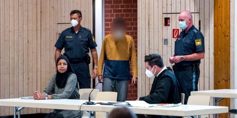 Der Beschuldigte (m.) im Verhandlungssaal in Estenfeld.
