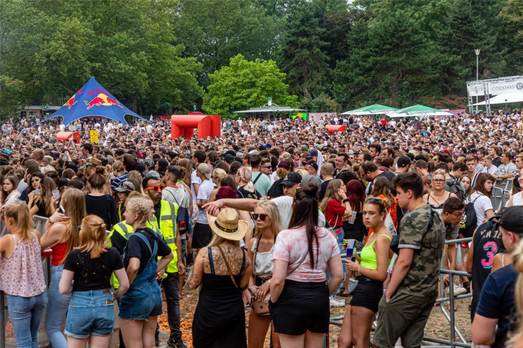 Tausende Menschen treffen sich am Wochenende in Dortmund vor den Bühnen im Westfalenpark beim Juicy Beats 2022.