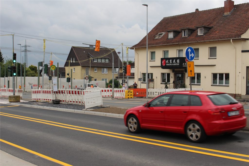 Von der Hörder Straße kann man rechts in die Bergstraße einbiegen. Zurück zur Hörder Straße geht es aber nur über einen Umweg. Von der Hörder Straße kann man rechts in die Bergstraße einbiegen. Zurück zur Hörder Straße geht es aber nur über einen Umweg.