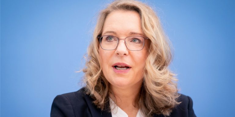 Claudia Kemfert, Deutsches Institut für Wirtschaftsforschung (DIW), stellt Greenpeace-Studie «Grüne Konjunkturhilfen schaffen über 360 000 neue Arbeitsplätze» in der Bundespressekonferenz vor.