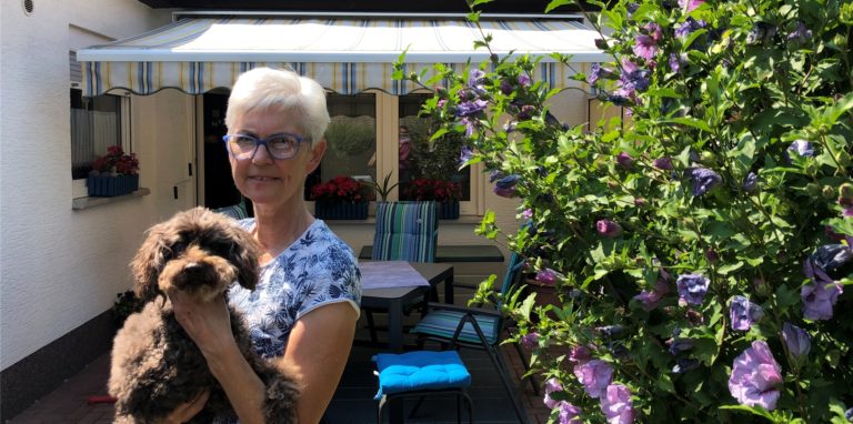 Petra Müller und ihr Hund Choky wollen umziehen. Das Leben im Kastanienhof gefällt ihnen, aber ihr Haus ist zu groß. Ihr Traum ist ein Mobilheim. Aber lässt sich das in Unna umsetzen?