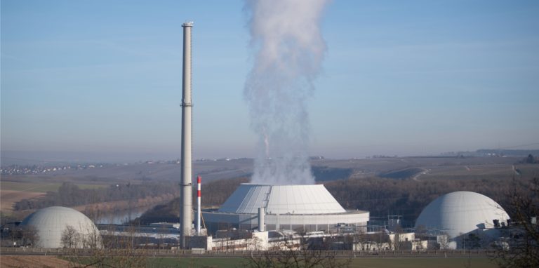 Baden-Württemberg: Dampf kommt aus dem Kühlturm (Mitte) von Block zwei des Kernkraftwerks Neckarwestheim, daneben sind Block eins (links) und Block drei (rechts) des Atomkraftwerks zu sehen.