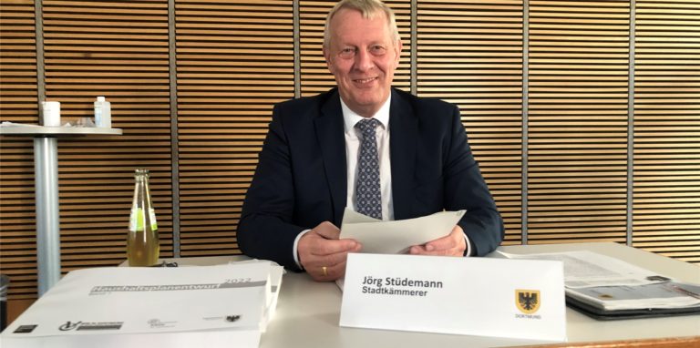 Stadtkämmerer Jörg Stüdemann kündigt weitere Einsparungen an.
