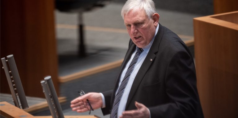 Karl-Josef Laumann (CDU), Minister für Arbeit, Gesundheit und Soziales des Landes Nordrhein-Westfalen, spricht zu den Abgeordneten im Landtag.