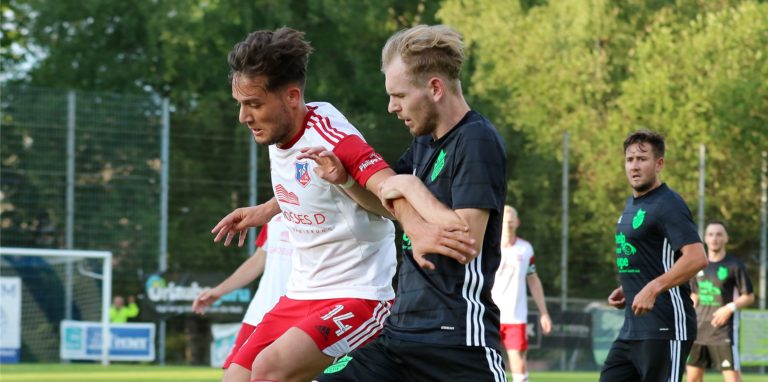 Ein Spieler des TuS Bövinghausen (l.) und des BSV Schüren liefern sich einen Zweikampf.