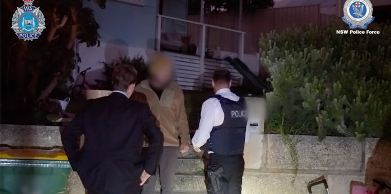 Ein am 26.07.2022 von der NSW POLICE zur Verfügung gestelltes Bild zeigt einen Mann, der im Mordfall der deutschen Rucksacktouristin Simone Strobel vor 17 Jahren festgenommen wurde.