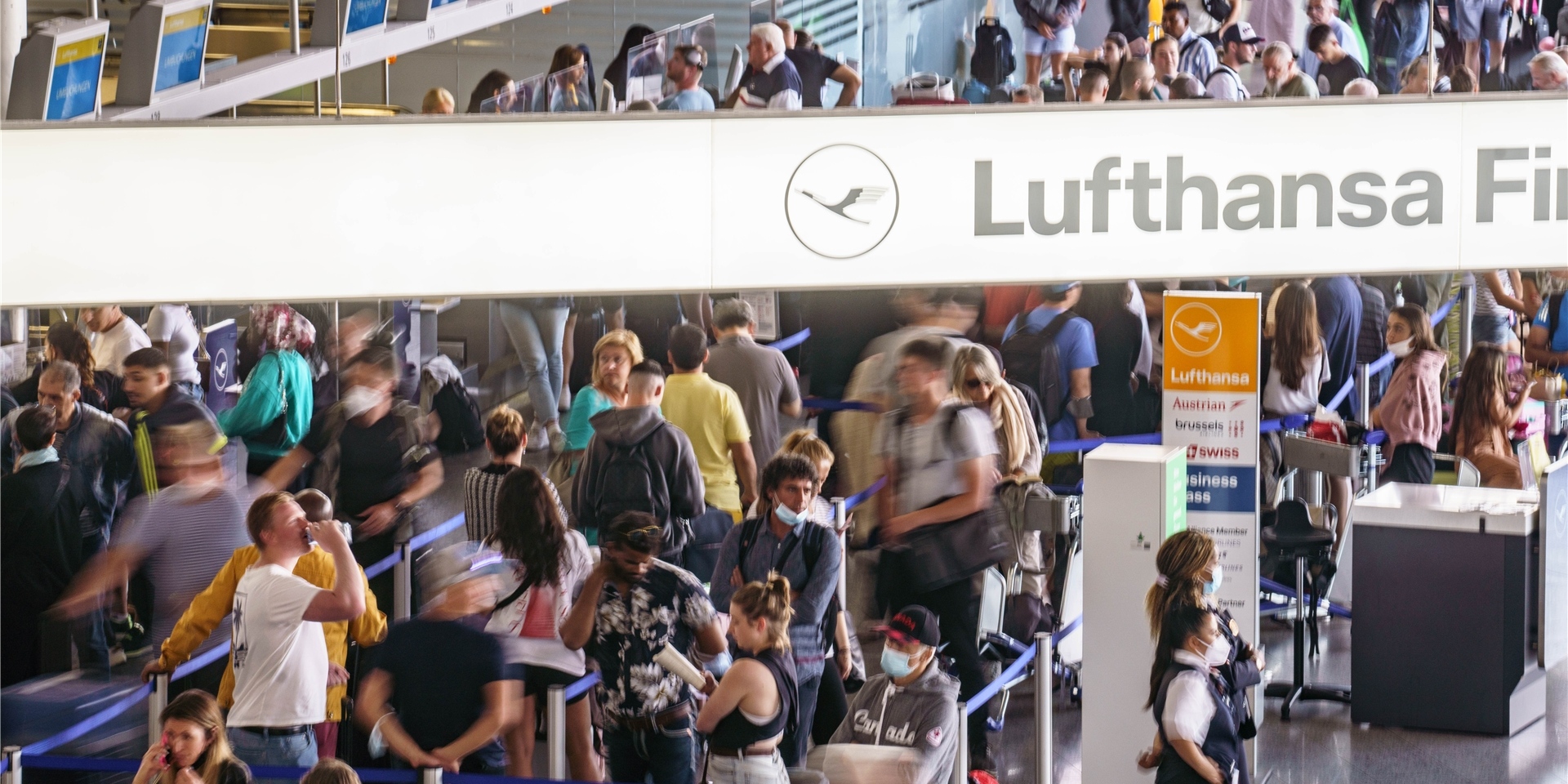 Reisende warten am Frankfurter Flughafen in der Mittagszeit an den Umbuchungs-Schaltern der Lufthansa.