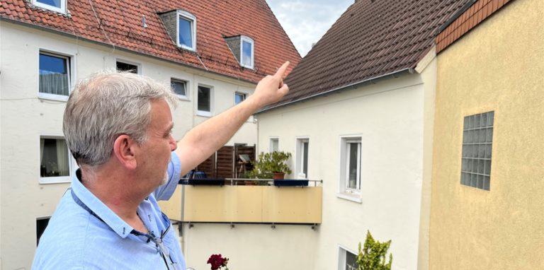 Hausbesitzer Jürgen Strathoff zeigt auf die Stelle, an der er gerne ein Solarmodul anbringen würde – ihm fehlt aber die Erlaubnis.
